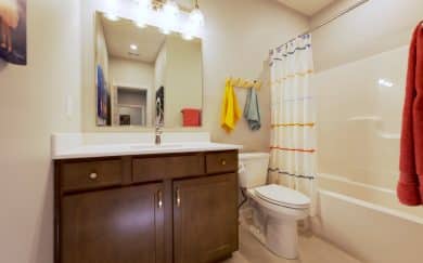 Teton Farmhouse - Goldfinch Cove - Evansville, IN