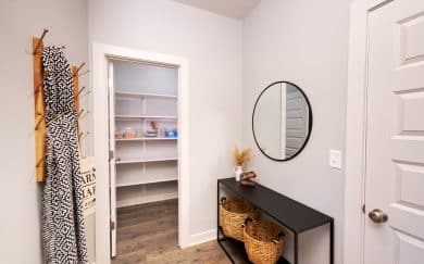 Teton Farmhouse - Goldfinch Cove - Evansville, IN