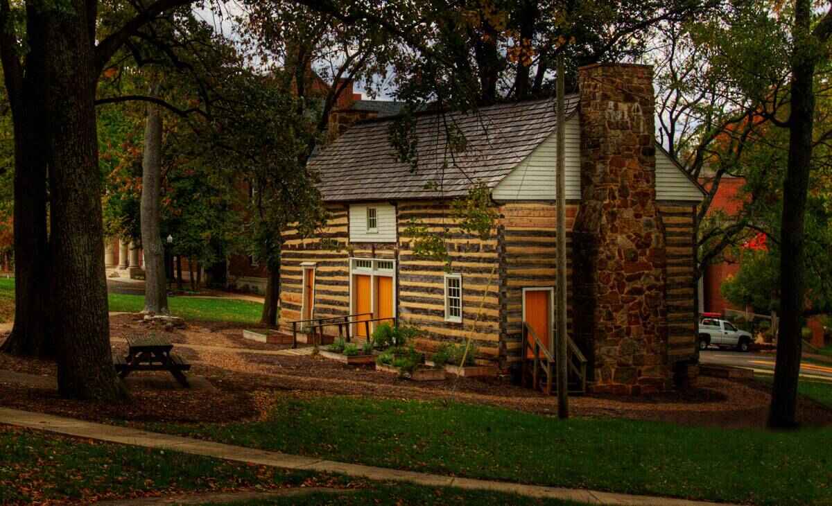 Jagoe_BowlingGreen_Felts_Cabin An Independent House Showcasing for Sale in Bowling Green, KY